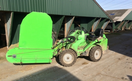 Staldkatten hjælper på minkfarmen