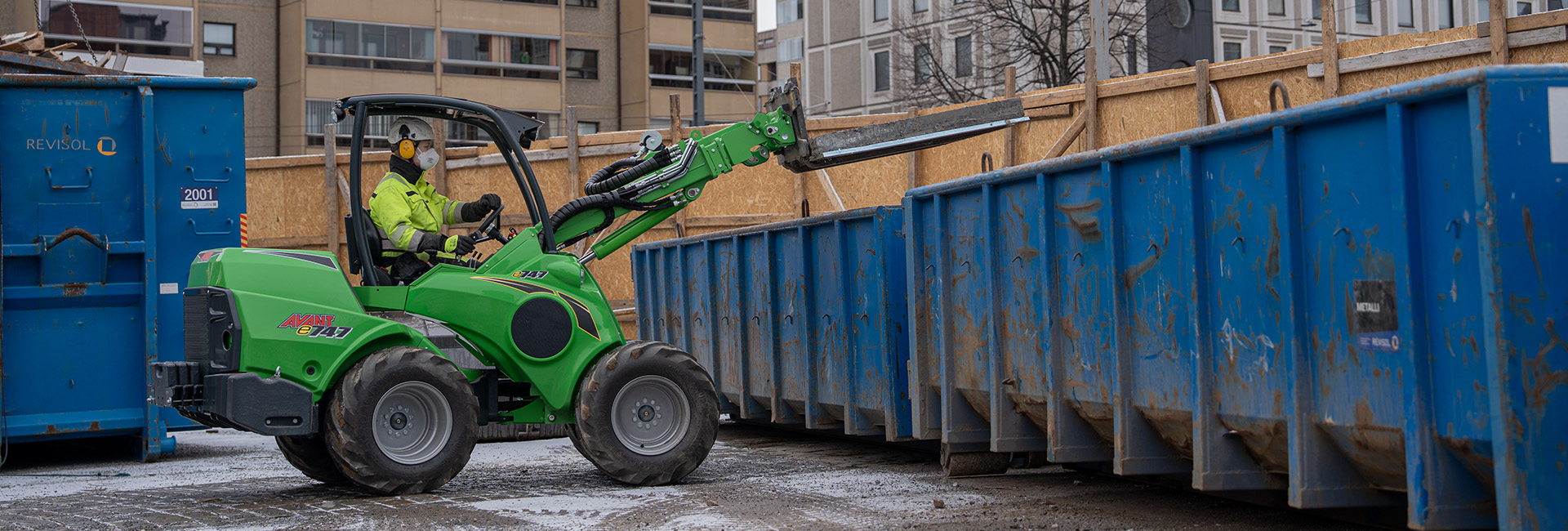 Miljø og arbejdsbillede af en elektrisk AVANT minilæsser fra e-serien, disse minilæssere er støjsvage og har ingen emission