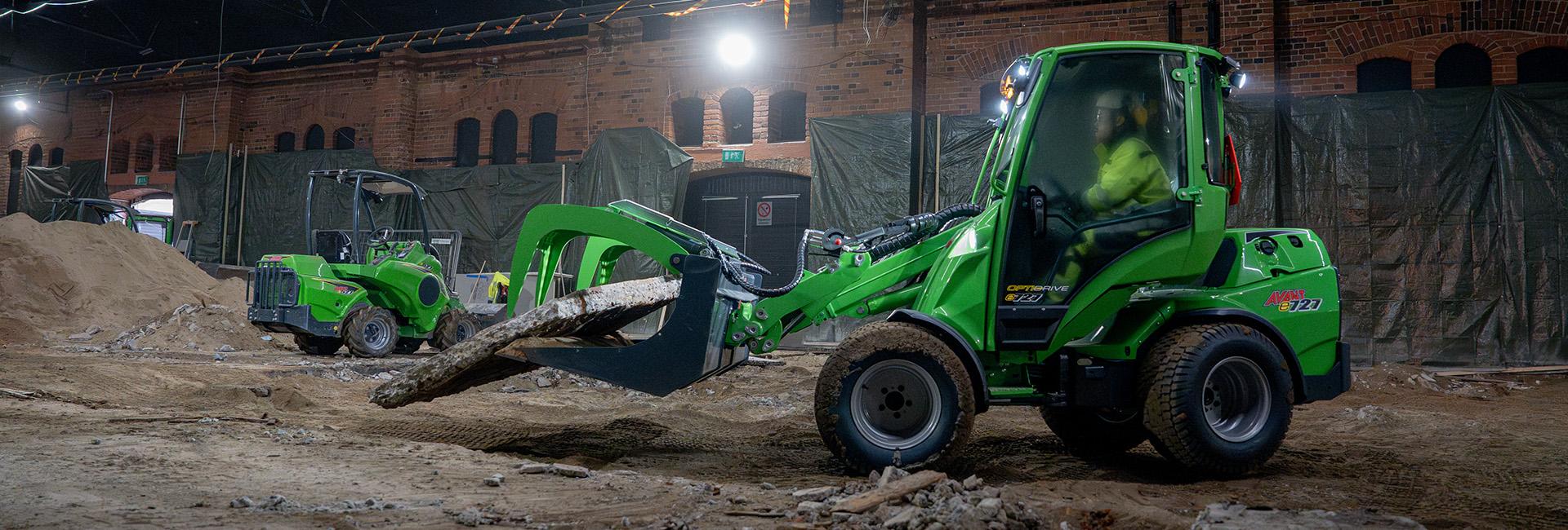 Miljø og arbejdsbillede af en elektrisk AVANT minilæsser fra e-serien, disse minilæssere er støjsvage og har ingen emission