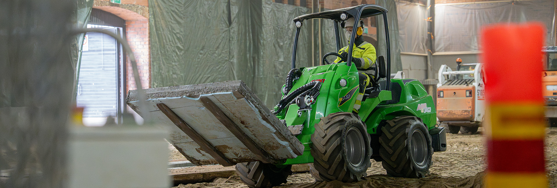 Miljø og arbejdsbillede af en elektrisk AVANT minilæsser fra e-serien, disse minilæssere er støjsvage og har ingen emission